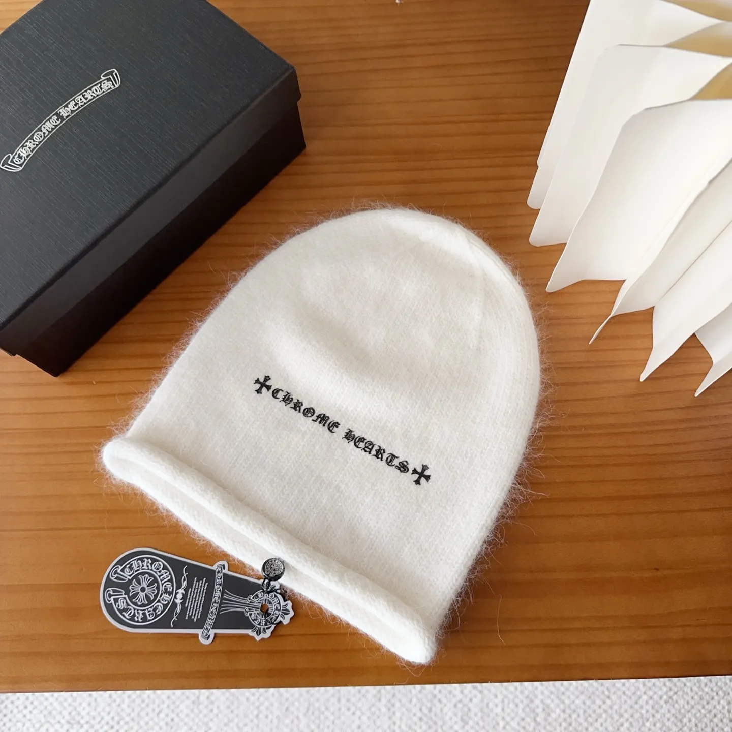 💰50 Crow Heart Autumn and Winter Wool Knitted Beanie This must be a favorite of minimalism. It is clean, neat, fashionable and versatile, and will definitely not be picky about your face shape! A fashionable classic that lasts forever! Fashionable black and white can be purchased together!